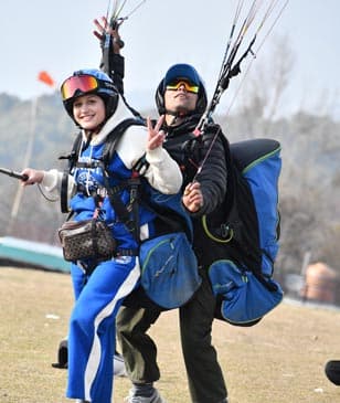 A tandem pilot and passenger geared up and ready to launch